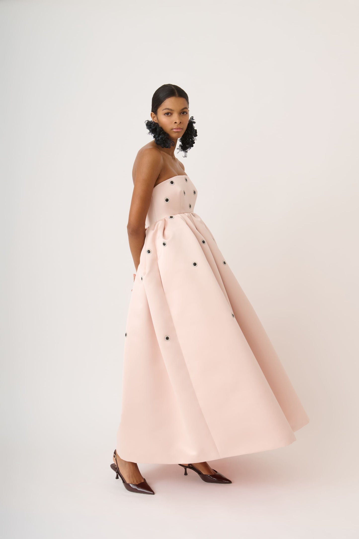 Vestido midi de satén sin tirantes