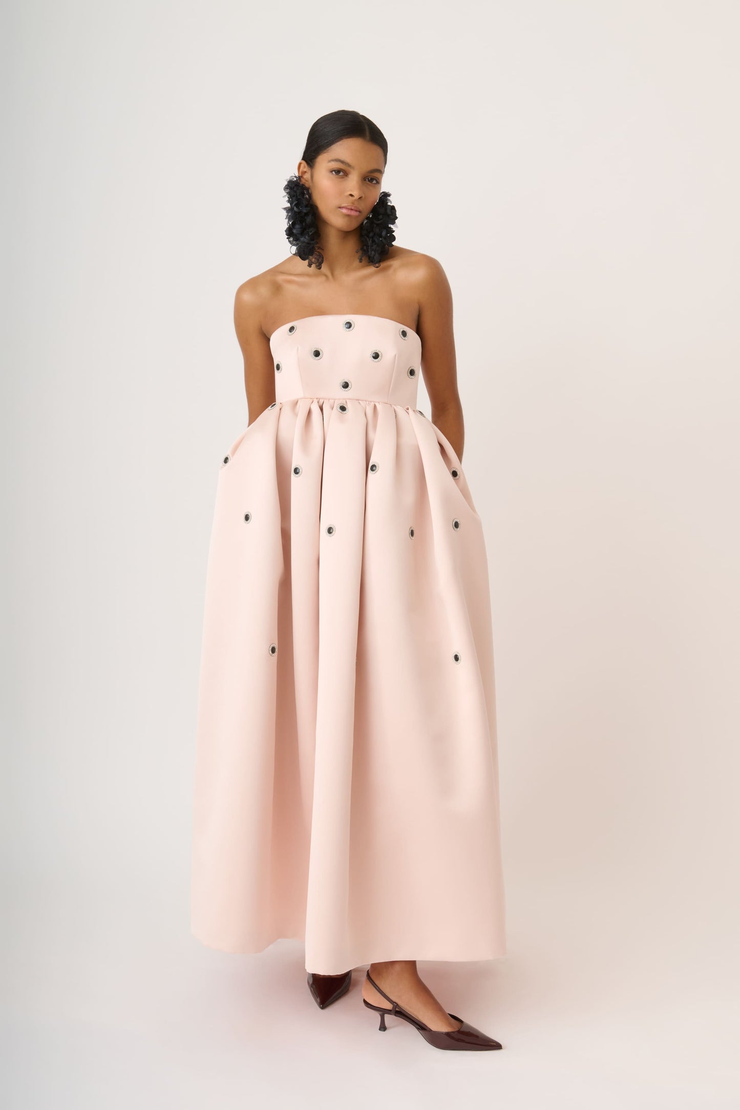 Vestido midi de satén sin tirantes