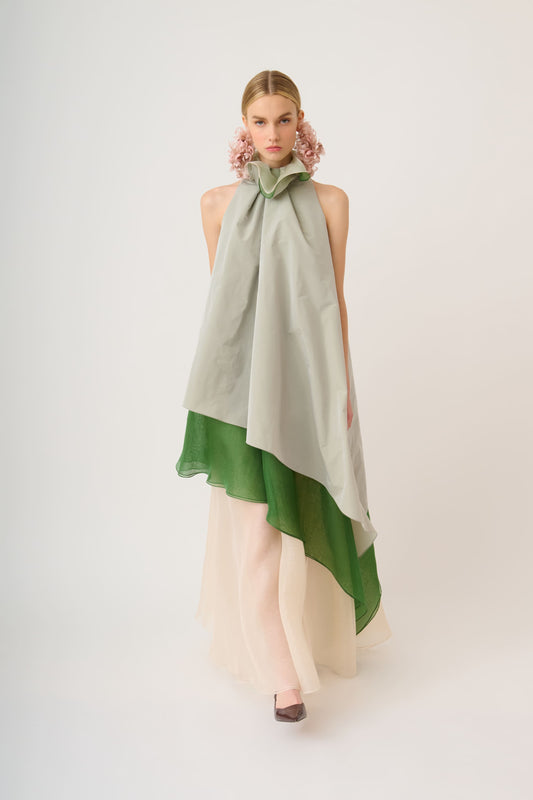 Vestido largo asimétrico con capas