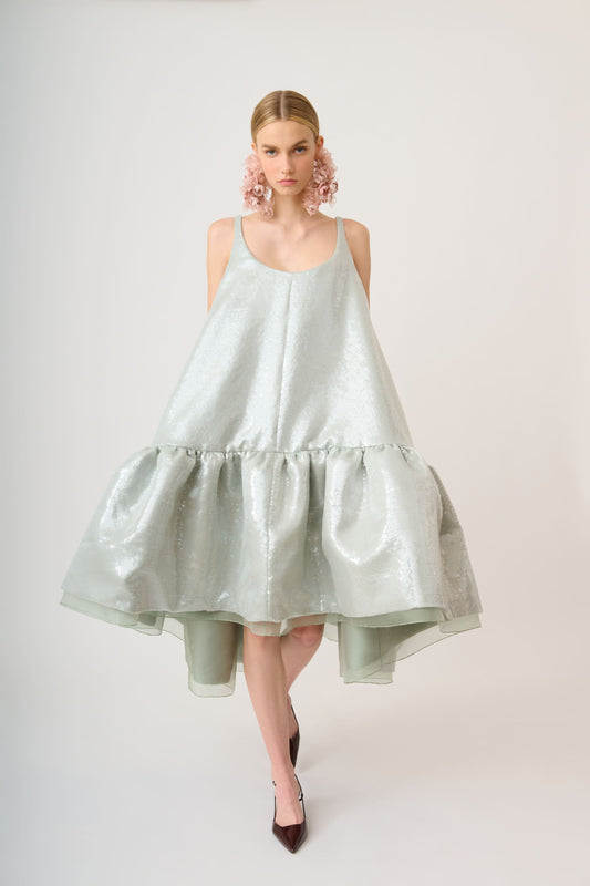 Vestido corto de tirantes con volumen