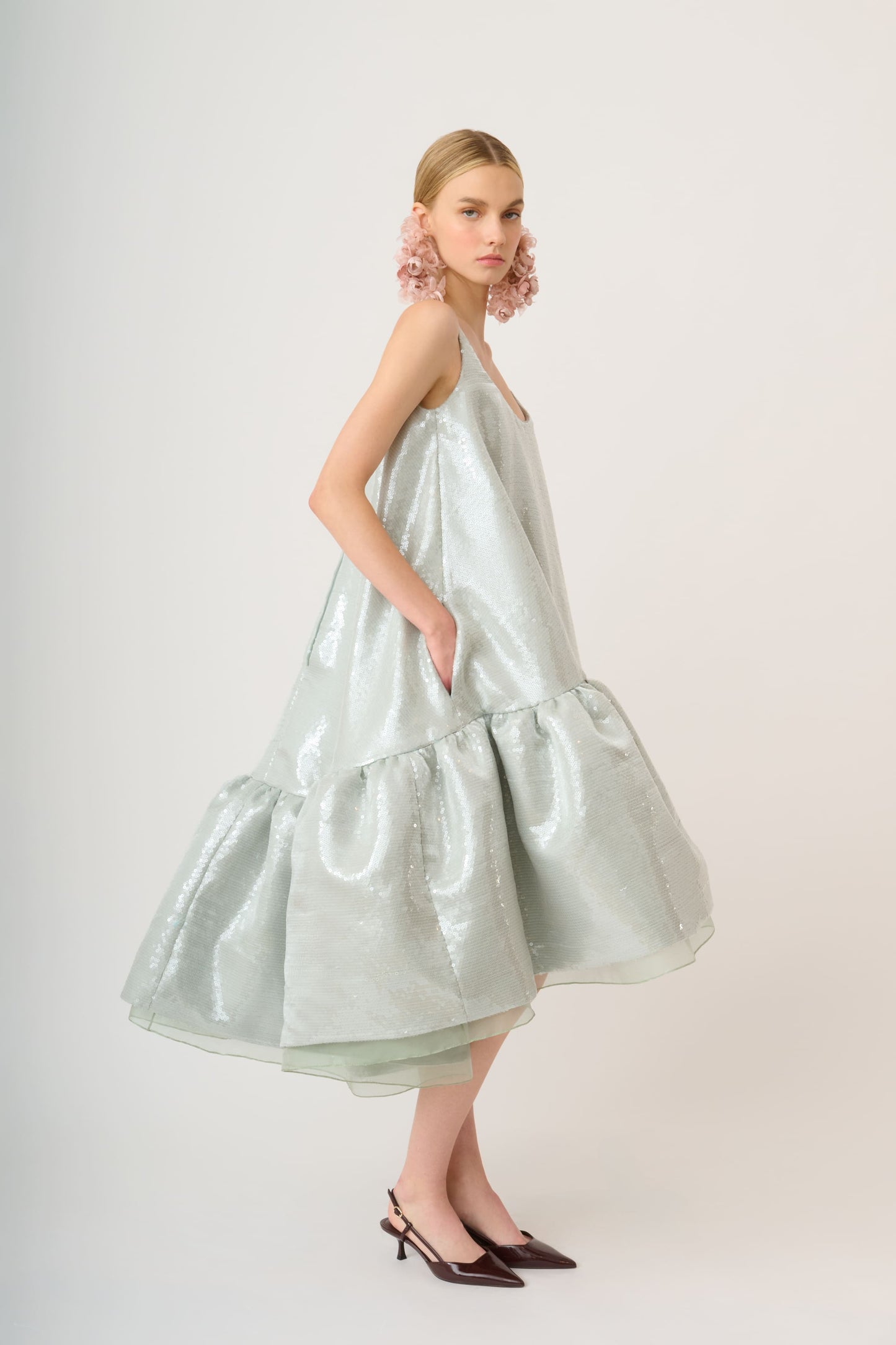 Short strappy dress with volume