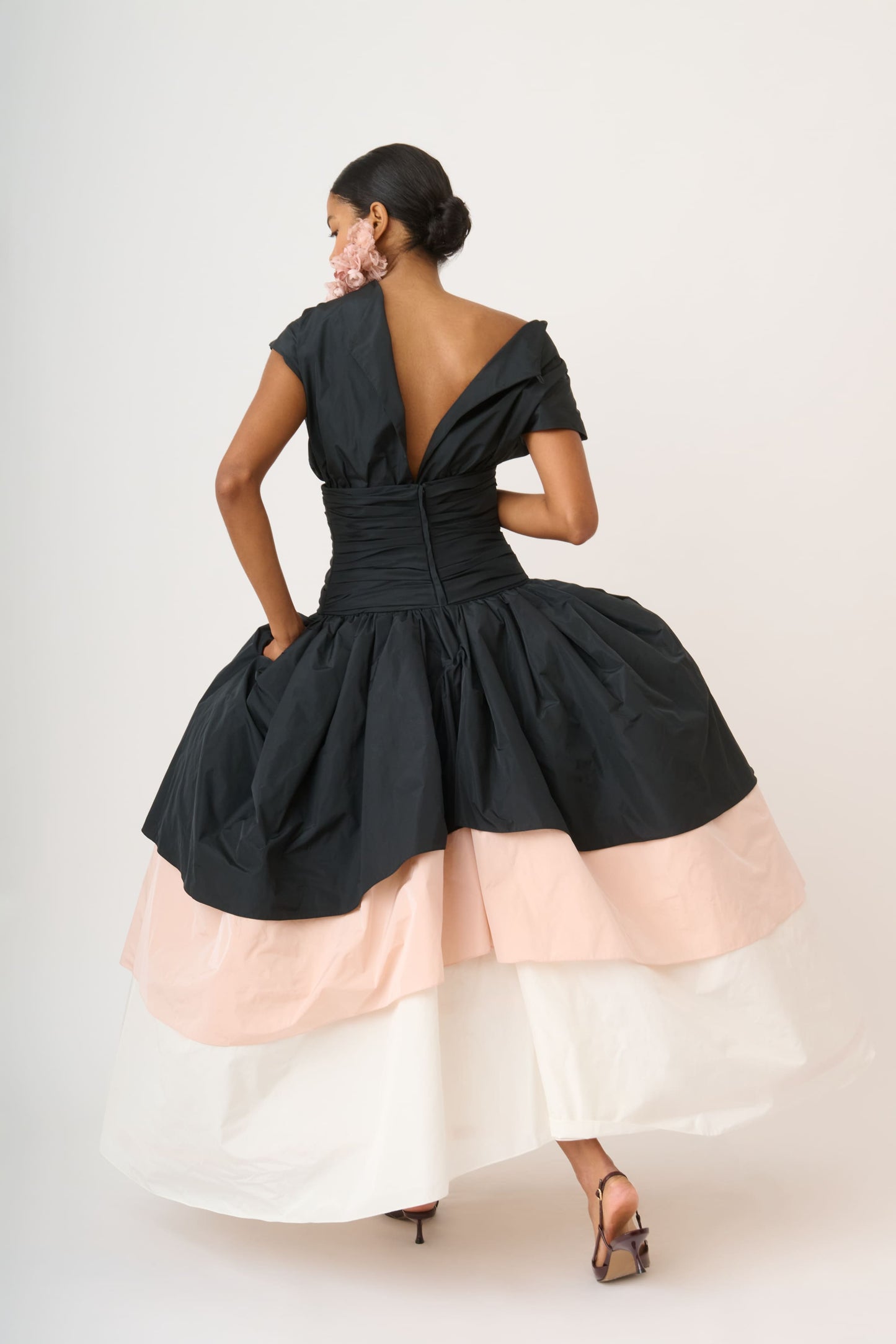 Falda midi de tafetán de cintura alta con paneles asimétricos