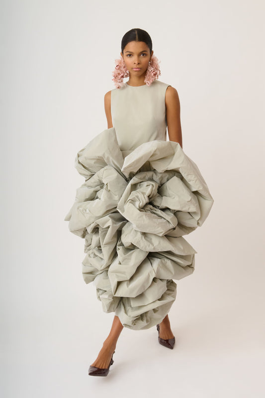 Vestido de tafetán sin mangas con maxivolantes