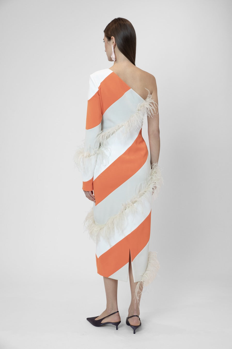 Midi dress with feathers and asymmetrical sleeves