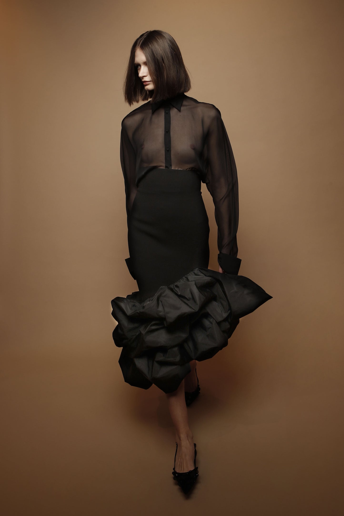 Falda de lana con volante de tafeta