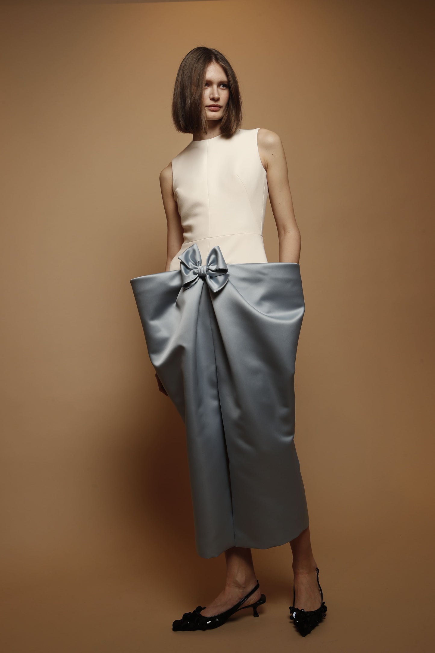 vestido que combina texturas y colores