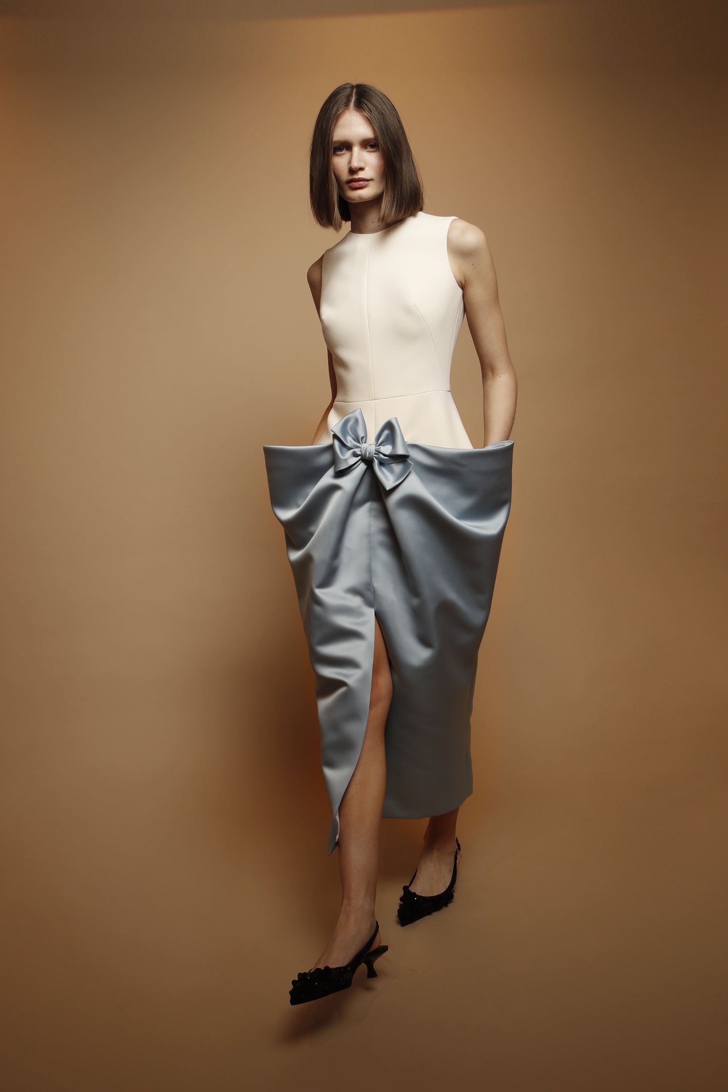 vestido elegante con lazo enorme 