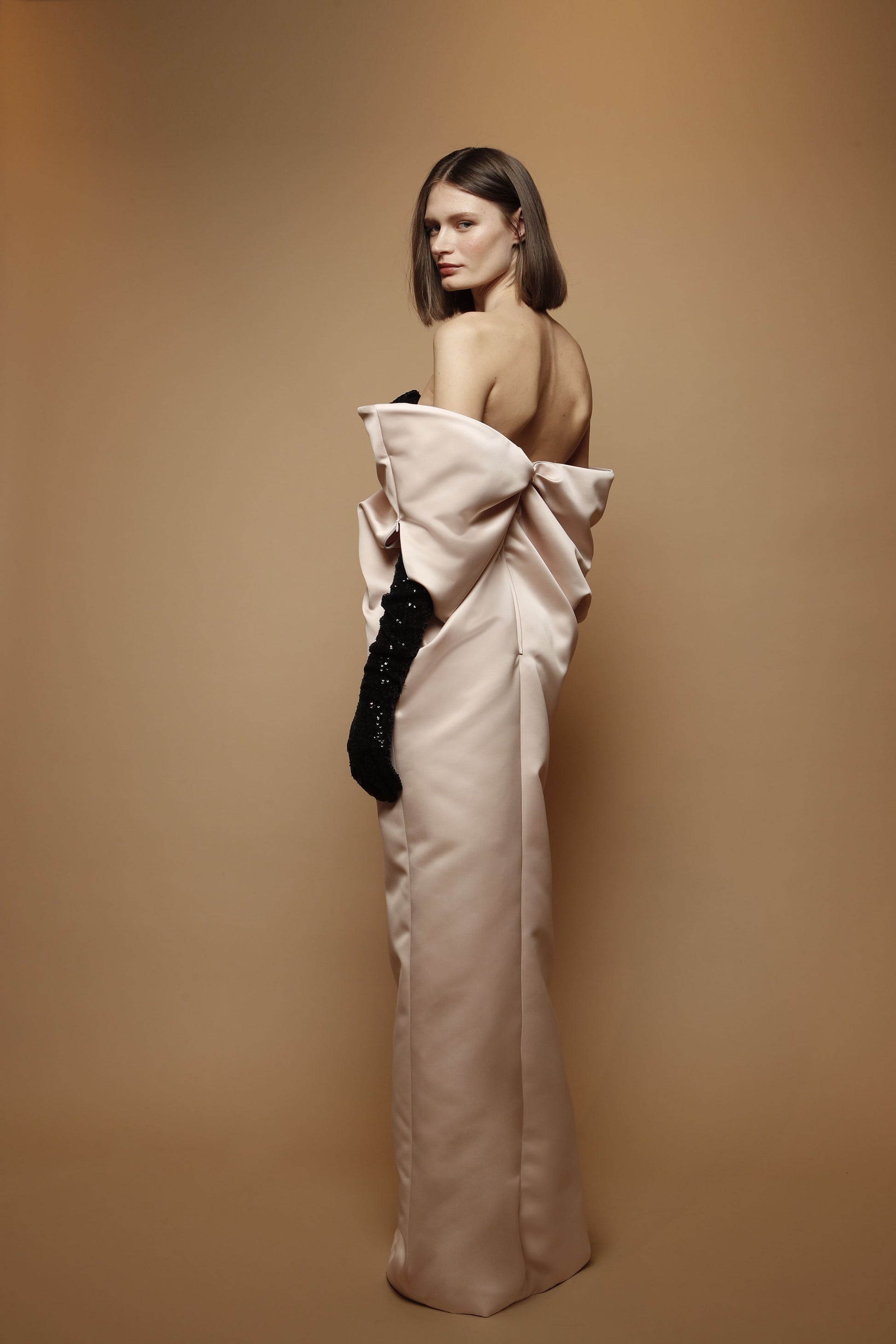 vestido elegante con espalda descubierta y hombros caídos